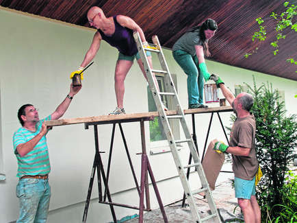Kanuten schwingen Pinsel, Hammer und Schaufel